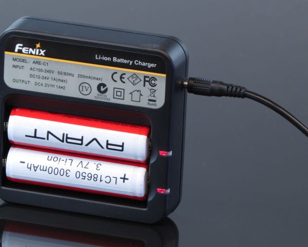 Fenix зарядное устройство ARE-C1 (2x18650) (разъем прикуроователя 3) - интернет-магазин Викинг