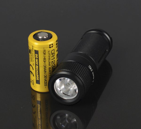 Fenix фонарь E15 (батарея фото 2) - интернет-магазин Викинг