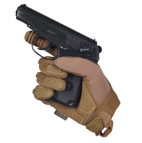 Mechanix M-Pact Gloves (пистолет в руке) - интернет-магазин Викинг