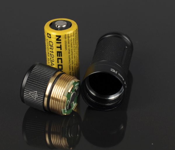 Fenix фонарь E15 (батарея фото 1) - интернет-магазин Викинг