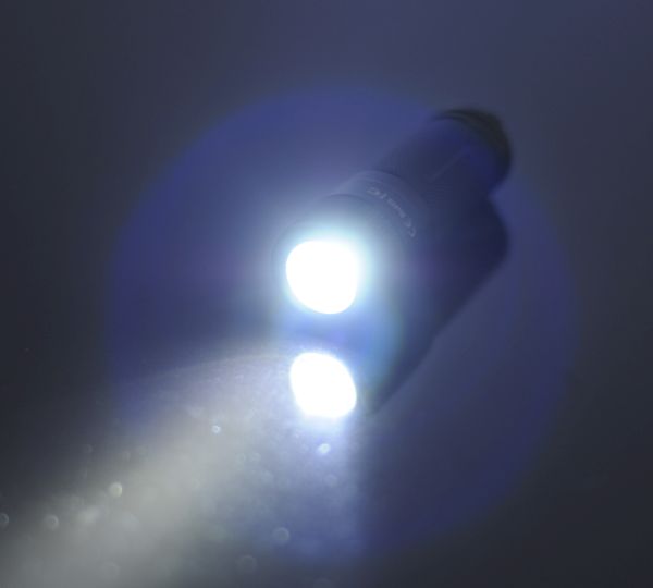 Fenix фонарь E15 (включение фонаря фото 2) - интернет-магазин Викинг